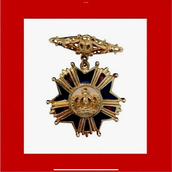 SOLD! Do not buy!! SOLD!!Gold and Blue Crown Brooch - Picture 14 of 16